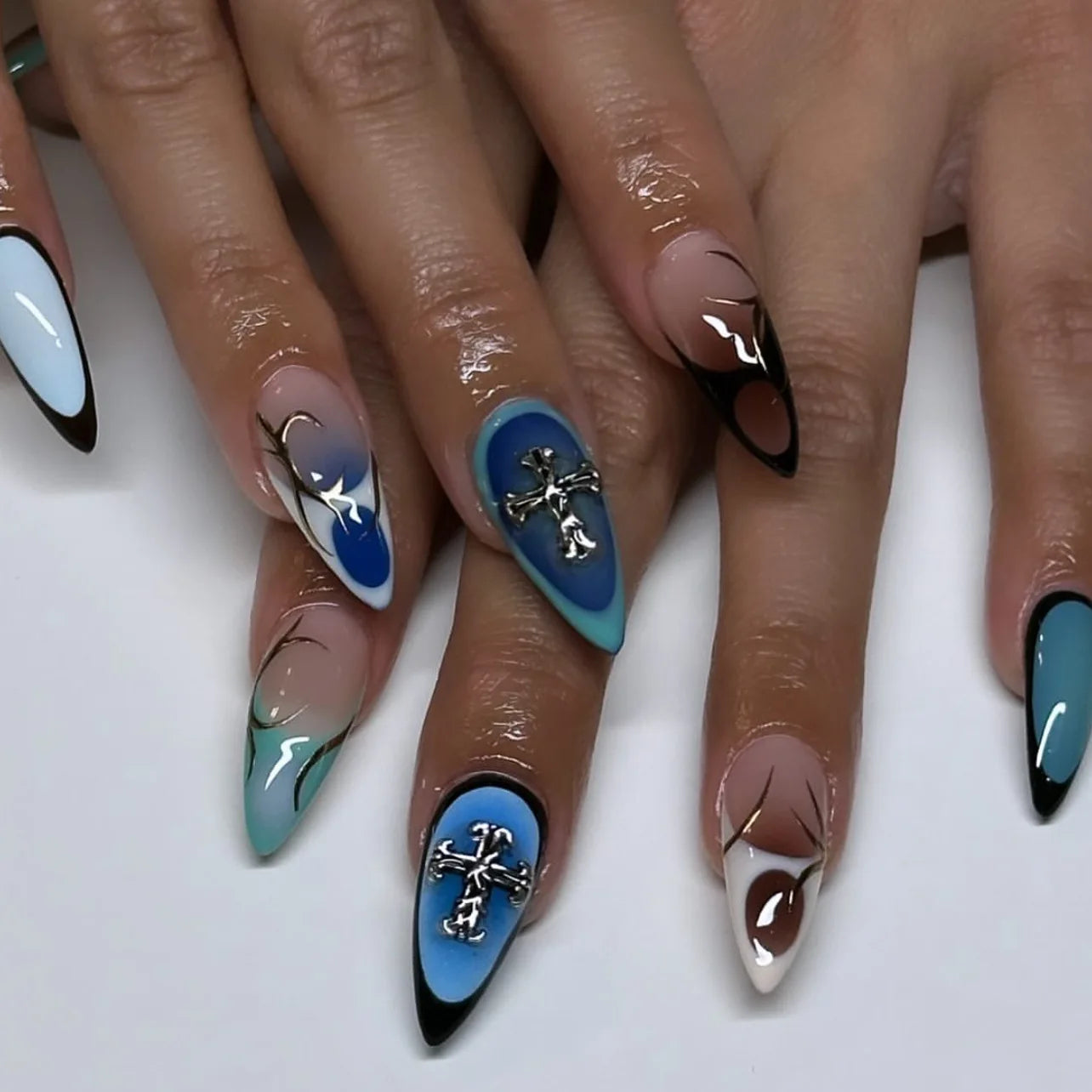 24pcs Baroque Style False Nails with Gold Moon Star Design Almond Fake Nail Patches Wearable Heavy Metal French Press on Nails