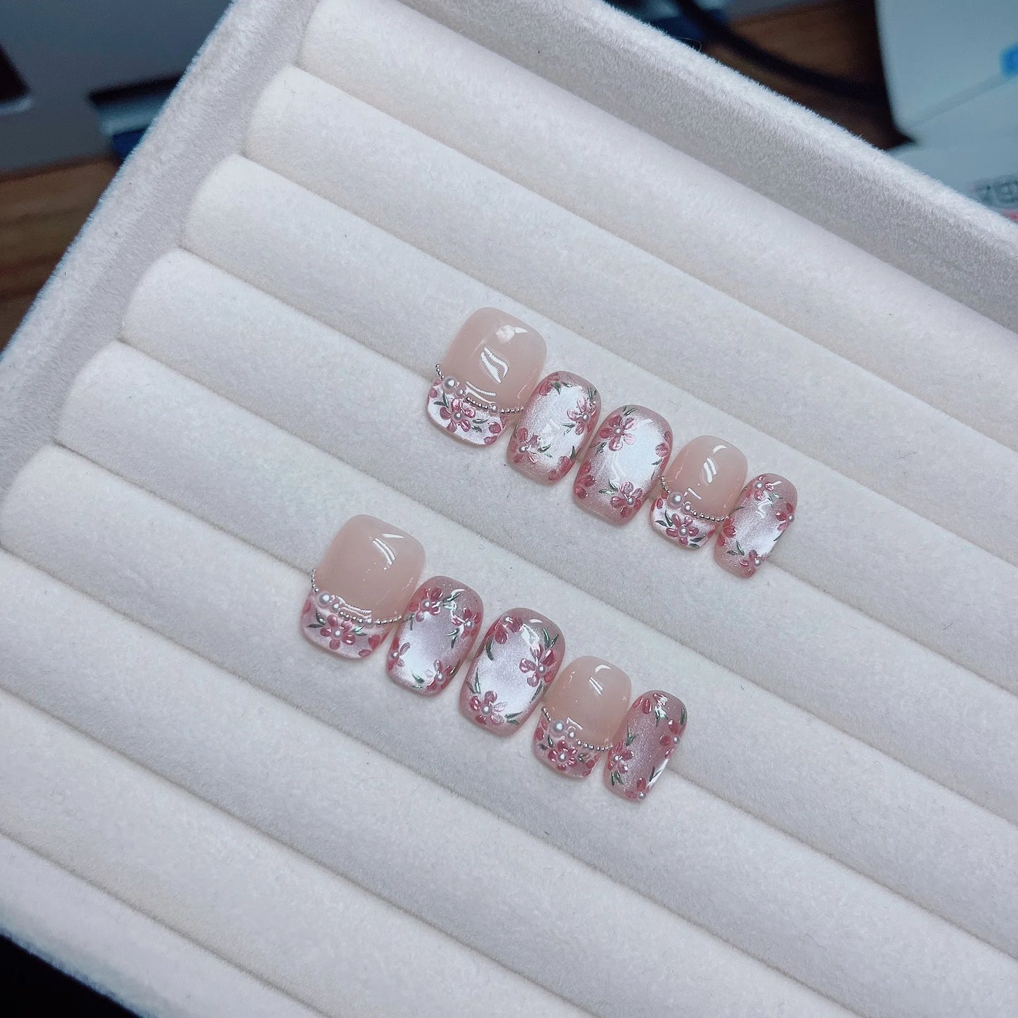 10Pcs/Set Press On Acyrlic Ice Cat's Eye Handmade Fake Nails Short/Medium Almond 3D Mirror Flower Pearls Decor Nude French Nails