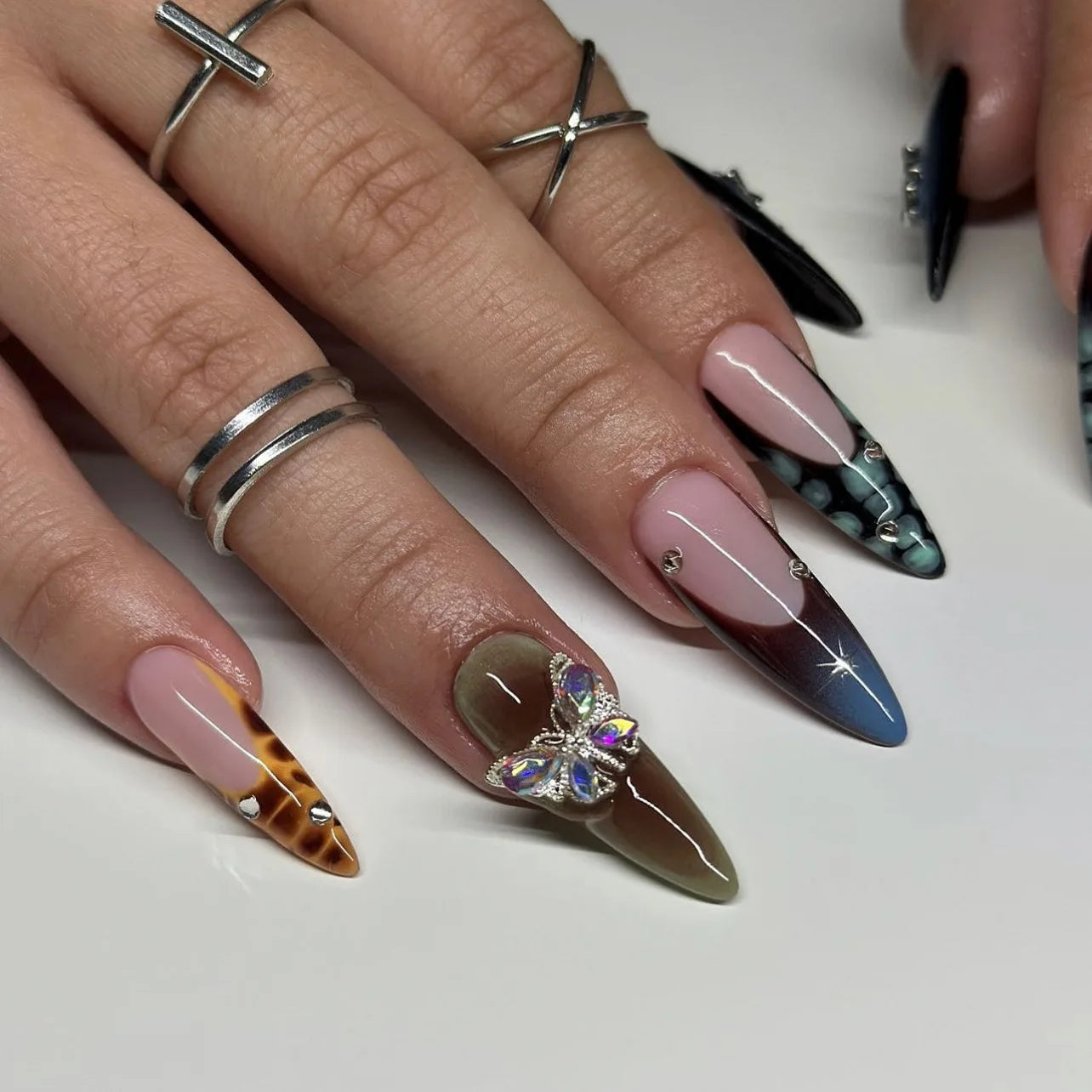 24pcs Baroque Style False Nails with Gold Moon Star Design Almond Fake Nail Patches Wearable Heavy Metal French Press on Nails