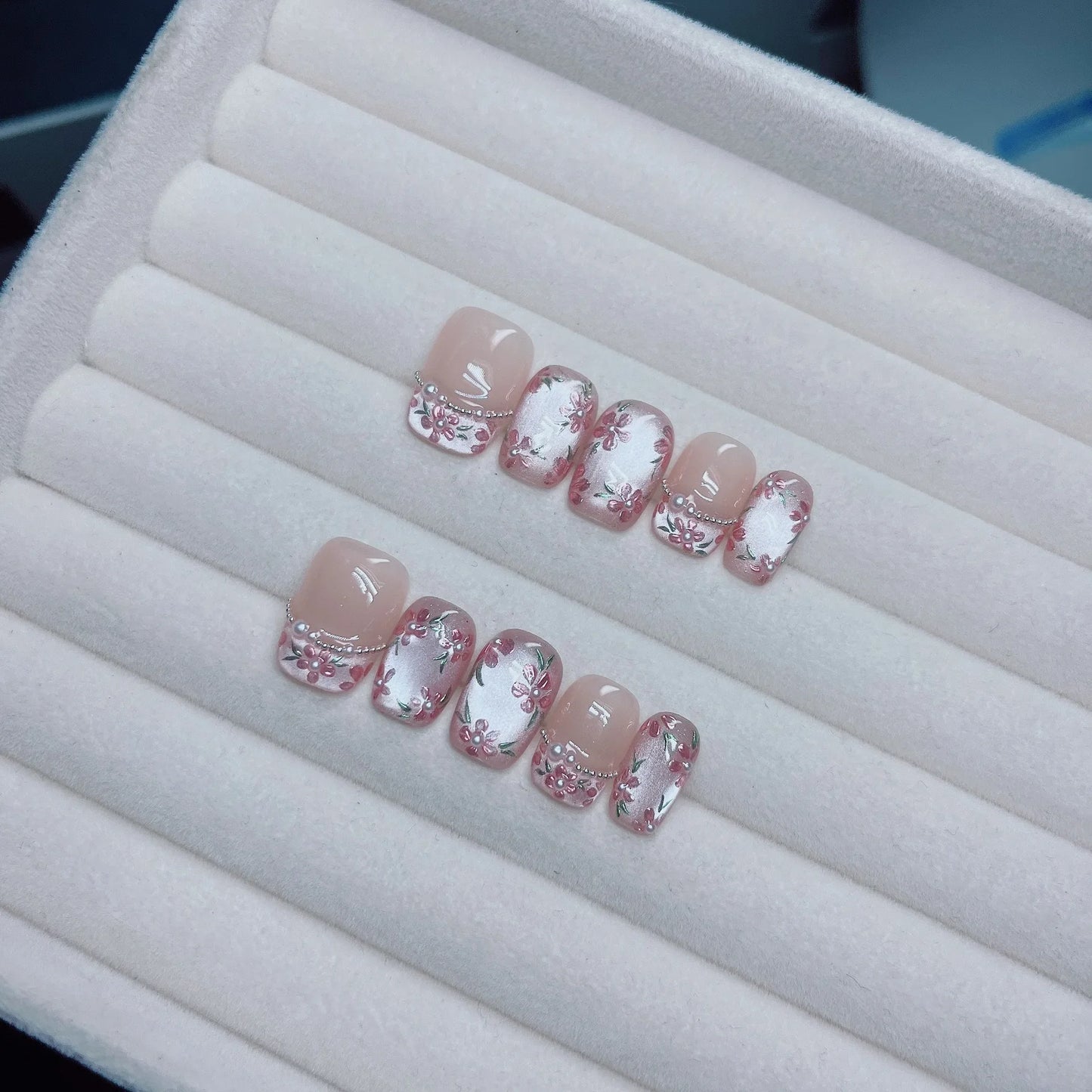 10Pcs/Set Press On Acyrlic Ice Cat's Eye Handmade Fake Nails Short/Medium Almond 3D Mirror Flower Pearls Decor Nude French Nails